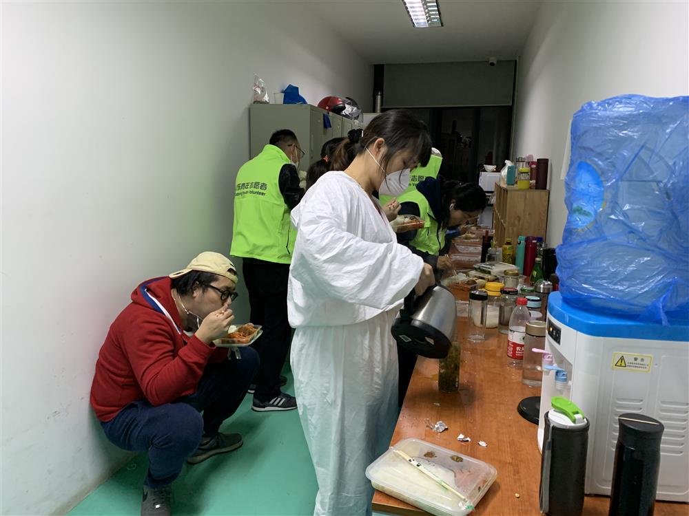 綠馬甲“浦東青年志愿者”,的一次晚班志愿服務
