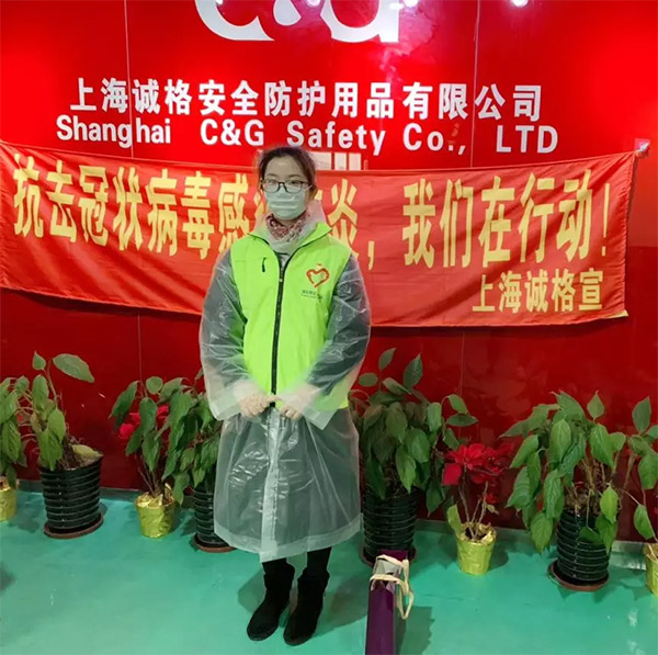 攜手戰(zhàn)“疫”,逆風而上,上海志愿者助力抗疫防護服生產