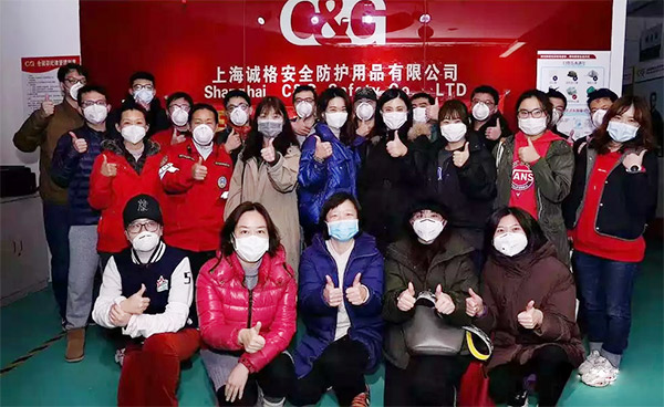 攜手戰(zhàn)“疫”,逆風而上,上海志愿者助力抗疫防護服生產