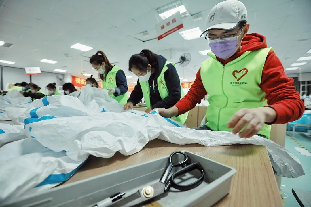 這些“守護(hù)者”們?cè)谏虾U\(chéng)格干了件大事!——20天,750人次,經(jīng)手近4萬(wàn)件防護(hù)服!